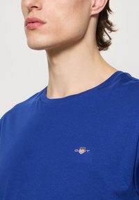 GANT PRINTED ARCHIVE SHIELD - T-shirts - college blue