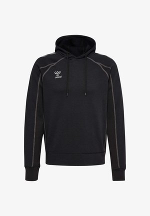 Sort hættetrøje med snore, lys grå kontrastsyning langs ærmer og skuldre, og lille hvidt logo på venstre bryst.