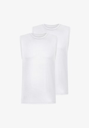 To enkle hvide ærmeløse T-shirts med rund hals, stablet lodret på en hvid baggrund.