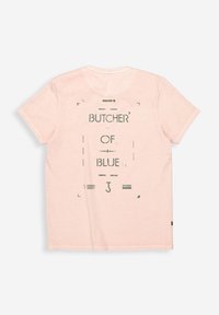 Hellrosa T-Shirt mit kurzen Ärmeln und dunkelgrünem, abgenutztem Schriftzug "BUTCHER' OF BLUE" mittig auf dem Rücken.