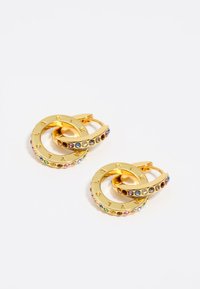 Orecchini circolari in oro con un design a doppio anello, accentuati da pietre multicolori lungo il bordo esterno e dettagli incisi.