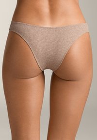 Bas de bikini brun côtelé avec une taille étroite et une couverture minimale, mettant en avant une texture lisse et une coupe ajustée.