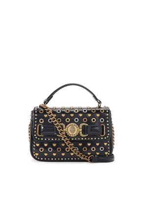 Borsa a tracolla in pelle nera con finiture in oro, presenta borchie e occhielli a forma di cuore, una maniglia superiore e una tracolla a catena rimovibile.