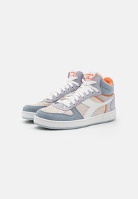 Sneaker alte unendo una miscela di suede grigio chiaro, blu e crema, con accenti bianchi, rivestimento arancione e un classico design perforato.