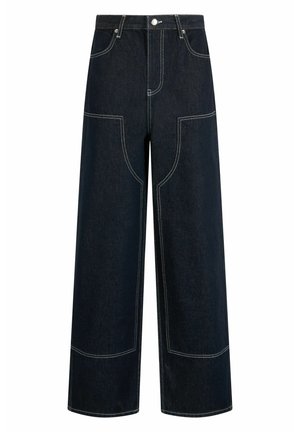 Pantaloni in denim a gamba larga in lavaggio scuro, con cuciture bianche a contrasto, tasche frontali e chiusura classica con bottone.
