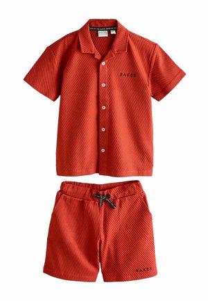Baker by Ted Baker, REGULAR FIT - TEXTURED SHIRT AND SHORTS SET . - Jogginghose - rust red