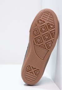 Podešev tenisky Converse All Star, gumový materiál, s texturovaným diamantovým vzorem, detaily loga a zesílenou špičkou.