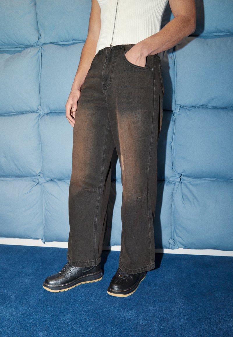 Jaded London VINTAGE COLOSSUS BAGGY  - Baggy jeans - dark brown
