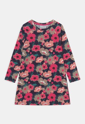 Granatowa sukienka z długim rękawem, ozdobiona jasnoróżowymi, beżowymi i czerwonymi kwiatowymi wzorami, zaprojektowana dla dziewczynek z okrągłym dekoltem.