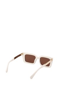 Rektangulära solglasögon med vita bågar, bruna linser och gyllene detaljer vid stängerna, visade i en vinkel bakifrån.