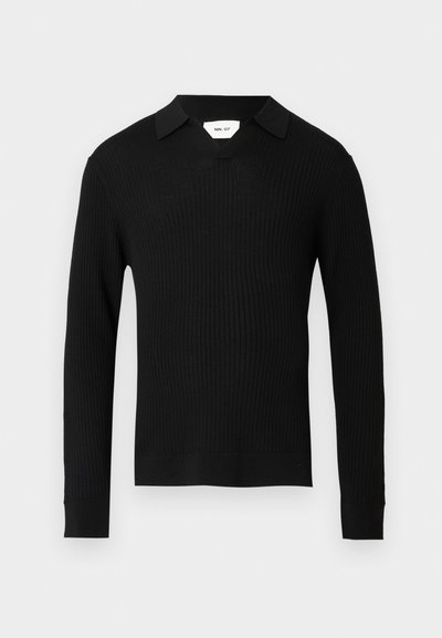 Pull noir à manches longues côtelé avec un col en V et un col. Le tissu présente une finition texturée, mettant en valeur son design élégant.