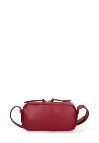 Sacca in pelle rossa con forma rettangolare, dotata di chiusura con zip, doppi manici superiori e superficie liscia.