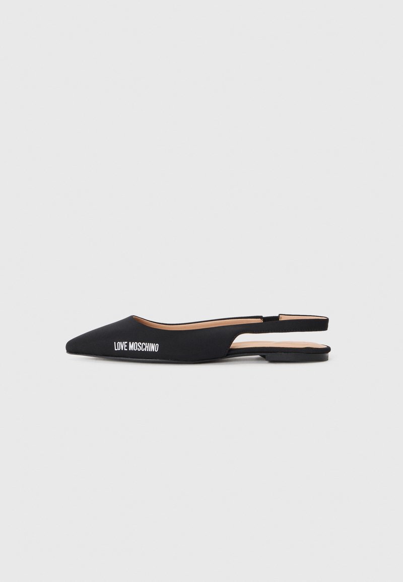 Sapatilhas slingback pretas com biqueira pontiaguda, feitas de material suave. Apresentam a marcação em branco "LOVE MOSCHINO" e um design minimalista.