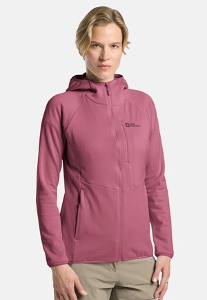 Veste en polaire rose avec une capuche ajustée, fermeture éclair sur le devant, tissu texturé et deux poches latérales. Logo sur le côté supérieur gauche.
