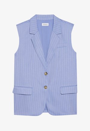 Světle modrá bezrukávová vesta s bílými svislými pruhy, dvěma předními kapsami a klopami; má dvě zapínání na knoflíky.
