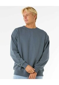 Grauer Pullover mit Rundhalsausschnitt und überschnittenen Schultern. Aus weichem Stoff gefertigt, mit gerippten Bündchen und Saum, im entspannten Schnitt.