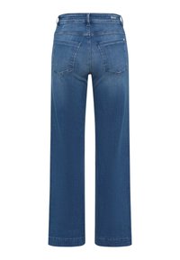 Wijduitlopende denim jeans in een middelblauwe tint, met een klassieke vijf-pocket stijl en subtiele stiksels op de achterzakken.
