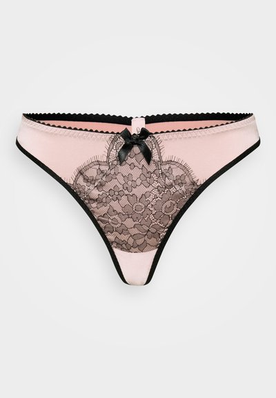 Rosa Satin-Thong mit schwarzer floraler Spitzen, gewelltem Saum und einem kleinen schwarzen Bogen. Die Rückseite ist minimalistisch mit einer glatten Oberfläche.
