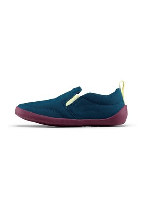 Schlupfschuh mit dunkel-türkisem Stoffobermaterial, bordeauxfarbener Sohle, elastischem Seiteneinsatz und gelbem Fersenlasche, von der Seite gezeigt.