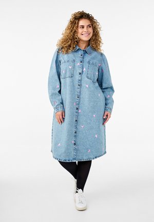 Zizzi HERZCHEN UND BRUSTTASCHEN - Denim dress - l b d pink heart