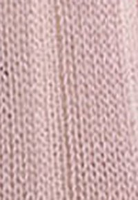 Gestrickter, hellrosafarbener Stoff mit einem strukturierten Muster, das offene Maschen und ein dezentes vertikales Rippdetail zeigt. Weiches und atmungsaktives Material.