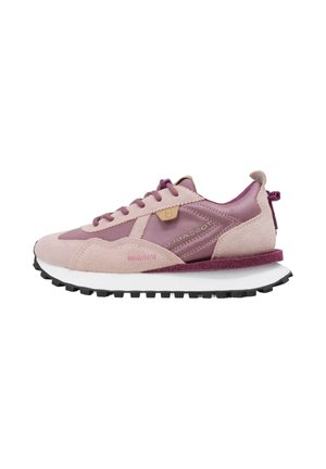 Scarpa da ginnastica bassa rosa e malva con pannelli in suede e tessuto, allacciatura frontale, suola bianca spessa e battistrada nero su sfondo bianco.