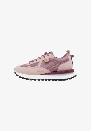 Scarpa da ginnastica bassa rosa e malva con pannelli in suede e tessuto, allacciatura frontale, suola bianca spessa e battistrada nero su sfondo bianco.