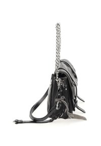 Sac à main en cuir noir avec surface texturée, chaîne et bandoulière en cuir réglable, plusieurs compartiments zippés et accents décoratifs.