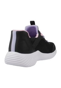 Baskets de sport noires avec une tige en tissu texturé, accents roses et violets contrastants, et une semelle blanche et striée. Comprend une languette au niveau du talon.