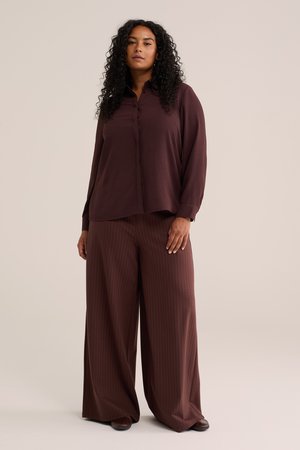 WE Fashion, CURVE - Pantaloni - cinnamon brown