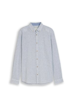 Hellblaues Herrenlangarmhemd mit dünnen weißen vertikalen Streifen und Button-Down-Kragen, flach auf weißem Hintergrund liegend.