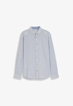 Hellblaues Herrenlangarmhemd mit dünnen weißen vertikalen Streifen und Button-Down-Kragen, flach auf weißem Hintergrund liegend.