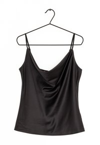 Camisón de satén negro con un escote drapeado, finas tirantes ajustables y una textura suave, colgado de una percha de metal negro.