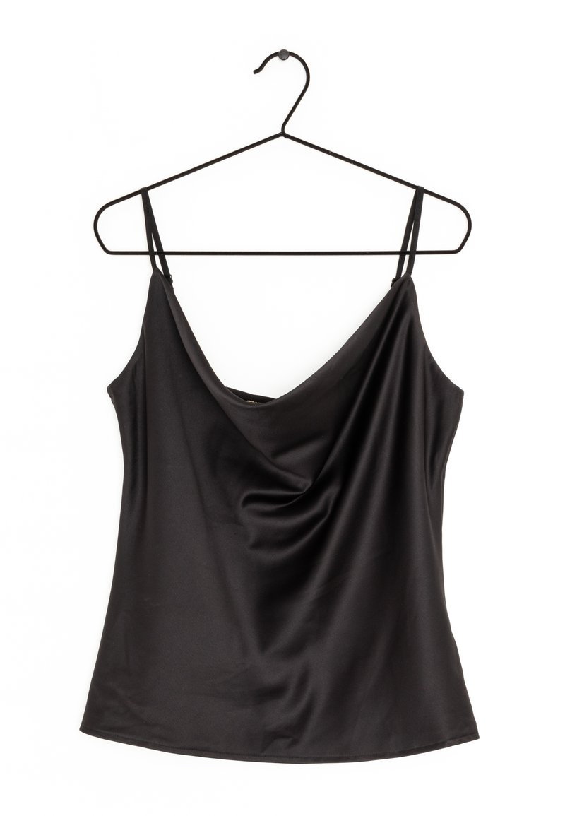 Mustat satiinihihnatopit, joissa on roikkuva kaula-aukko, ohuet säädettävät hihnat ja sileä pinta, riippumassa mustalta metallikoukuilta.