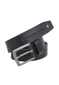 Cinturón de cuero negro con una hebilla de metal plateada, detalles cosidos y marca en la correa. El diseño es simple y clásico.