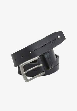 Cinturón de cuero negro con una hebilla de metal plateada, detalles cosidos y marca en la correa. El diseño es simple y clásico.