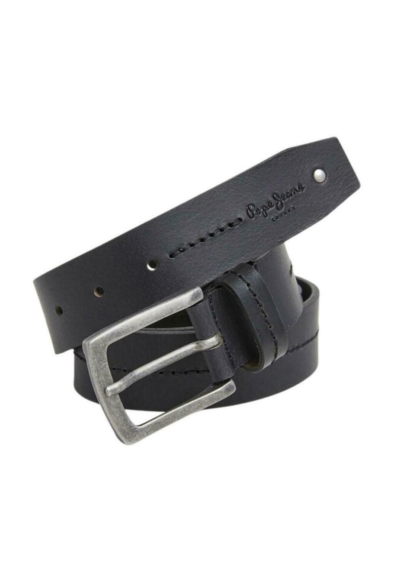 Cinturón de cuero negro con una hebilla de metal plateada, detalles cosidos y marca en la correa. El diseño es simple y clásico.