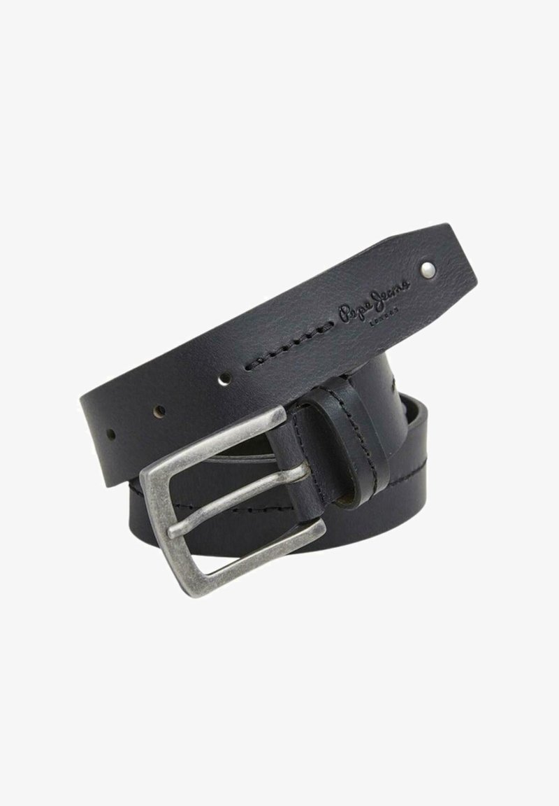 Cinturón de cuero negro con una hebilla de metal plateada, detalles cosidos y marca en la correa. El diseño es simple y clásico.