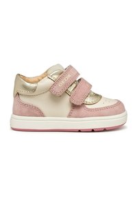Sneaker rosa e beige con un accento metallico dorato, texture in camoscio, due fibbie in Velcro e una suola bianca con dettagli rosa.