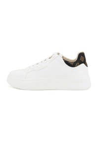 Hvite lærsneakers med en chunky sål, der har en mønstret sort hælaccent og snørebånd fortil. Mærket med "GUESS" på siden.