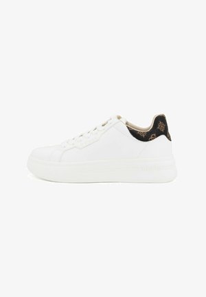 Zapatillas de cuero blancas con una suela gruesa, con un acento de talón negro con patrón y un frente con cordones. Marcadas con "GUESS" en el lateral.