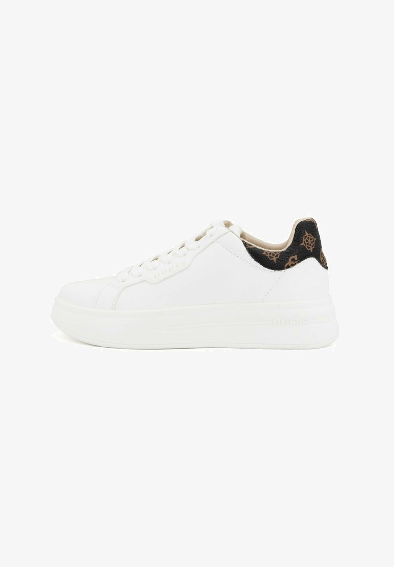 Hvite lærsneakers med en chunky sål, der har en mønstret sort hælaccent og snørebånd fortil. Mærket med "GUESS" på siden.