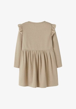 Robe à manches longues en tissu beige côtelé, dotée d'accents froncés aux épaules et d'une jupe évasée avec des détails froncés.