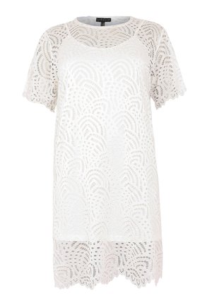 Hvid blondekjole med korte ærmer, der har indviklede udskæringsmønstre og en bølget kant. Letvægts- og gennemsigtig stof.