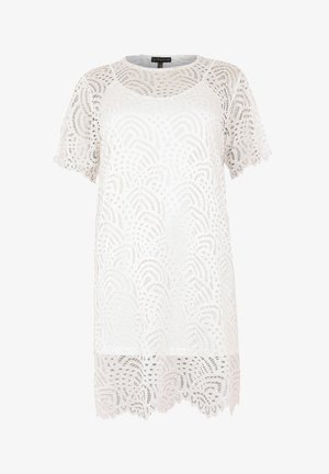 Robe en dentelle blanche à manches courtes, présentant des motifs découpés complexes et un ourlet festonné. Tissu léger et transparent.