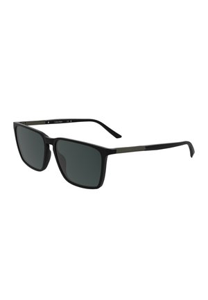 Czarne prostokątne okulary przeciwsłoneczne z ciemnymi przyciemnianymi szkłami i cienkimi czarnymi zausznikami, oznaczenie Calvin Klein na wewnętrznej stronie zausznika.