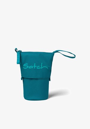 Tasche der Marke Satch in Blaugrün mit Reißverschluss oben, einem seitlichen Handgelenksriemen und einem faltbaren Bodenfach.