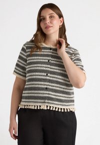 Dopasowany sweter z czarno-kremowymi poziomymi paskami, krótkimi rękawami, okrągłym dekoltem i pomponowym wykończeniem na dole. Zapięcie na guziki z przodu.