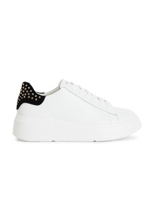 Sneaker bianca con tomaia in pelle liscia, suola platform bianca elevata e contro tallone in suede nero decorato con borchie in tono oro.