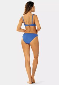 Niebieski zestaw bikini z regulowanymi ramiączkami, zapięciem z tyłu i niskim stanem. Gładka tekstura w jednolitym kolorze.